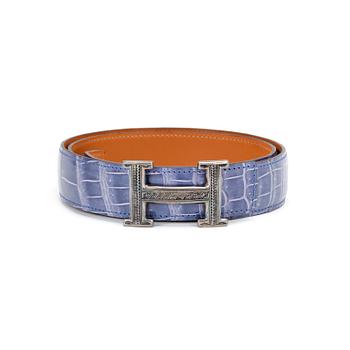 746. HERMÈS, a lilac crocodile belt with silver colored H-buckle.