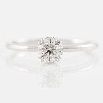 Ring 14K vitguld med briljantslipade diamanter.