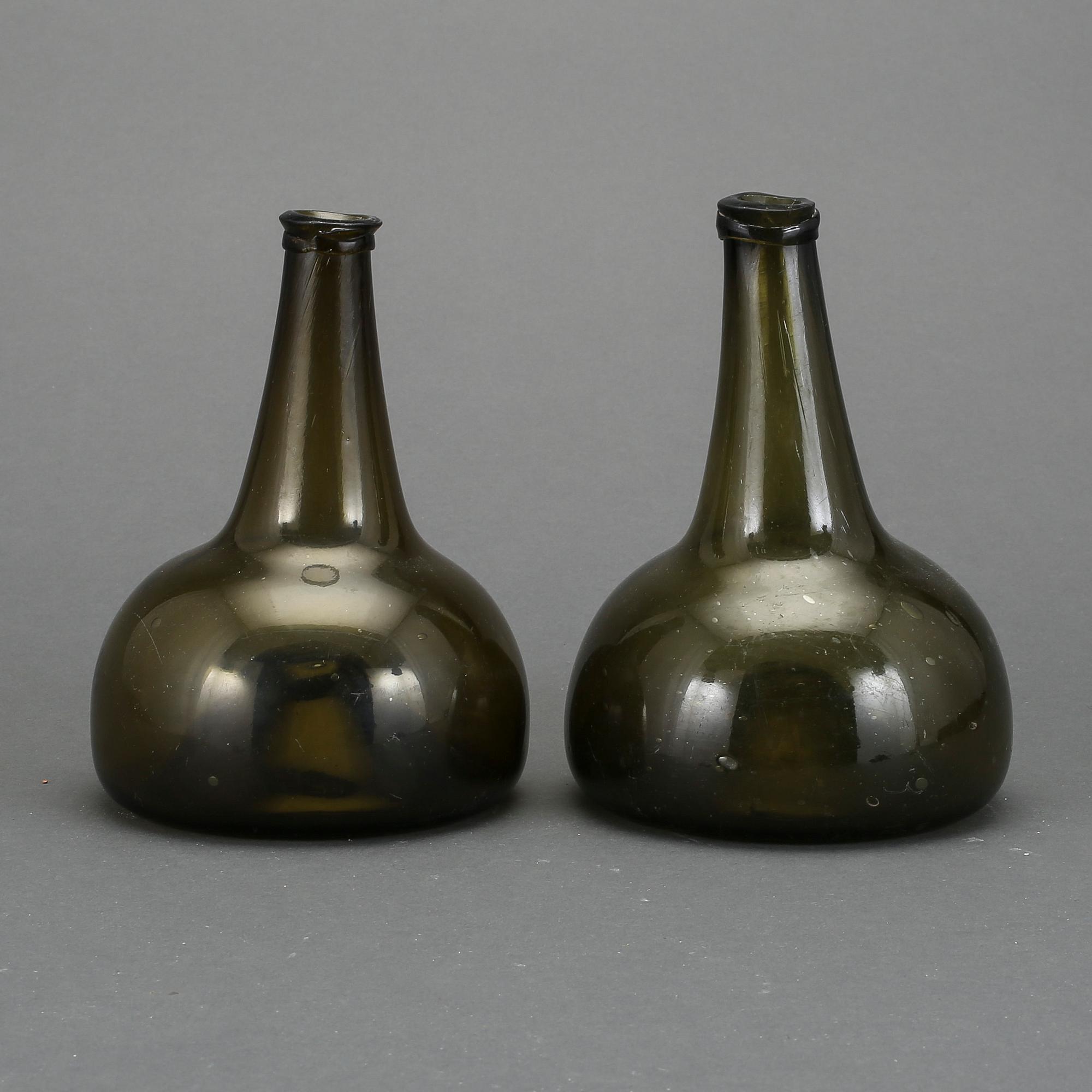 FLASKOR, 2 st, glas, 1700-tal.