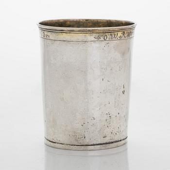 Bägare, silver, mästarstämpel OWL, 1700-talets mitt, gravyr daterad  1760. Oidentifierad mästare.