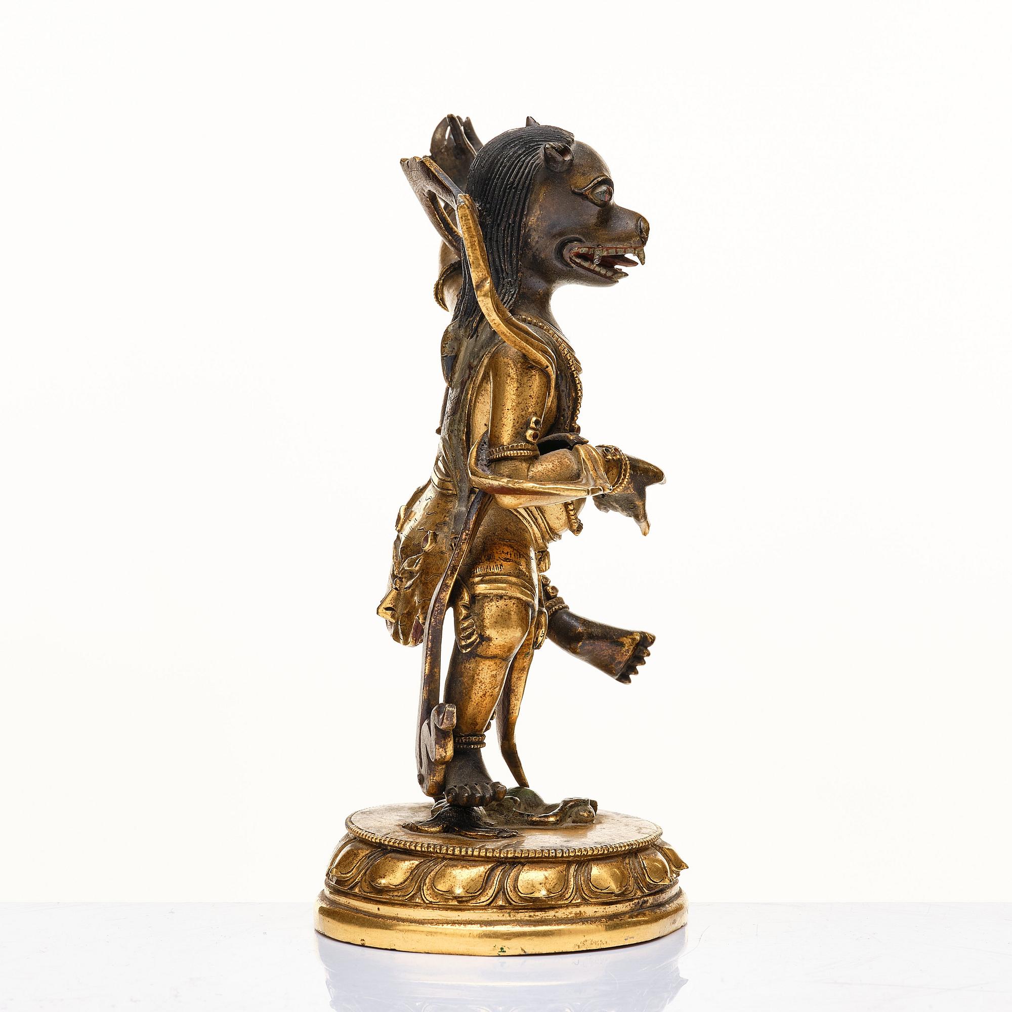 BJÖRNHÖVDAD DAKINI, patinerad kopparlegering. Tibetokinesisk, sent 1700-tal/omkring 1800.