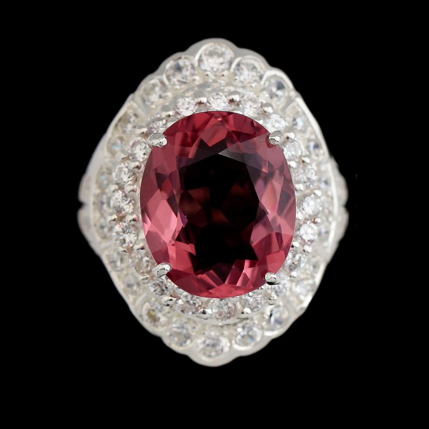 Ring, vitguldspläterat sterlingsilver, rosa morganit ca 6.10 ct, vita safirer tot ca 1.74 ct.