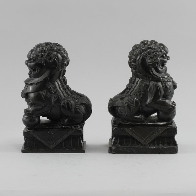 FIGURINER, ett par, sten, 1900-talets andra hälft.