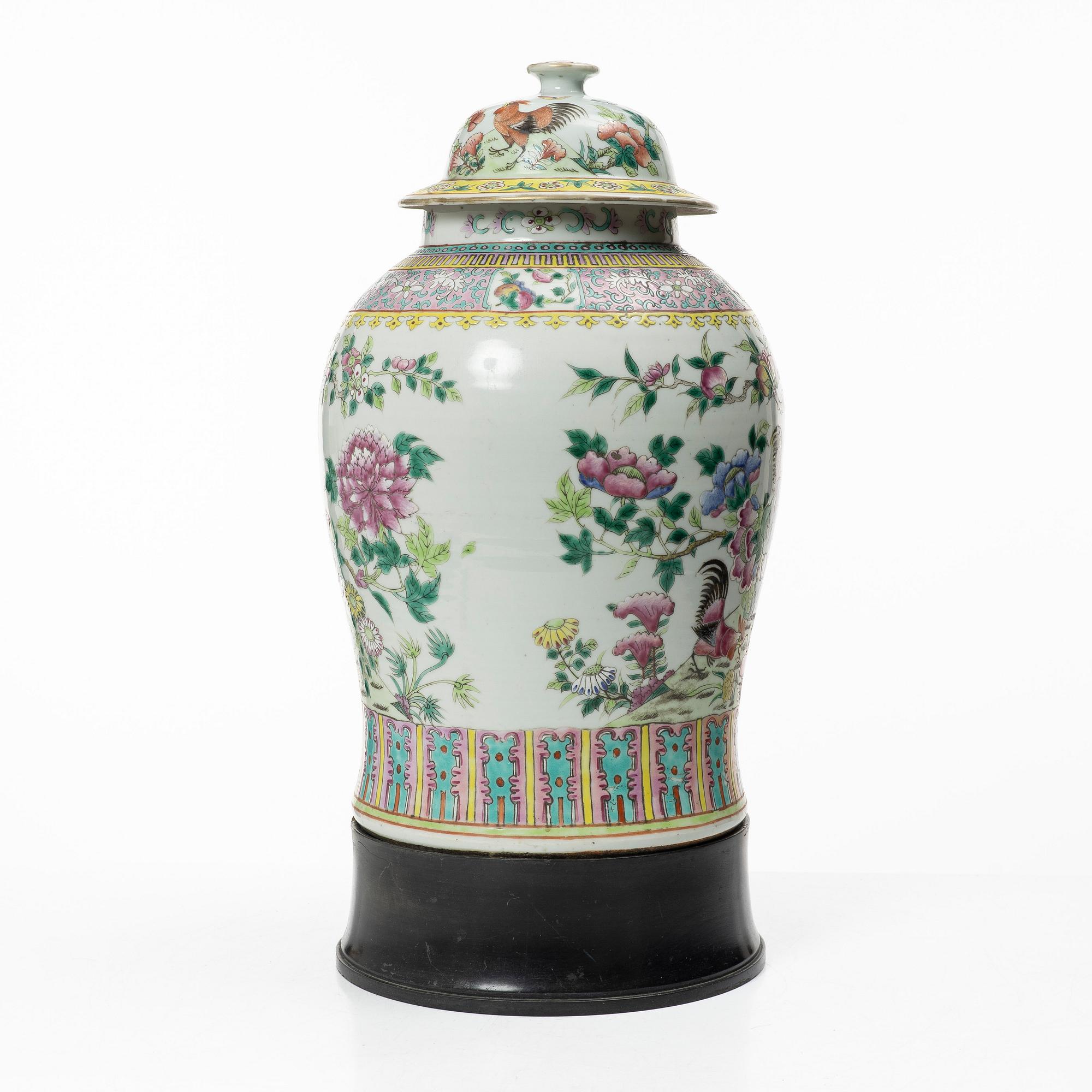 Urna med piedestal, Kina, 1900-talets första hälft.