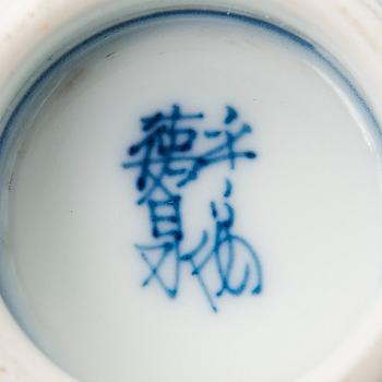 A set of six porcelain Chinese objects.