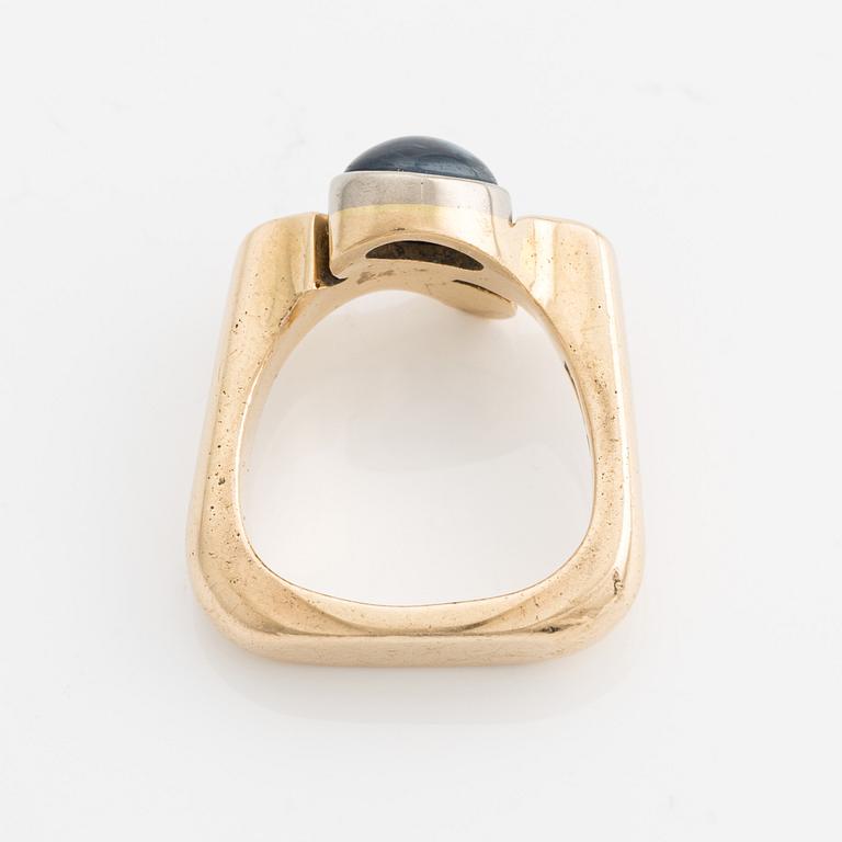 Ring, 18K guld med cabochonslipad safir, Rolf guldsmed, Uppsala,
