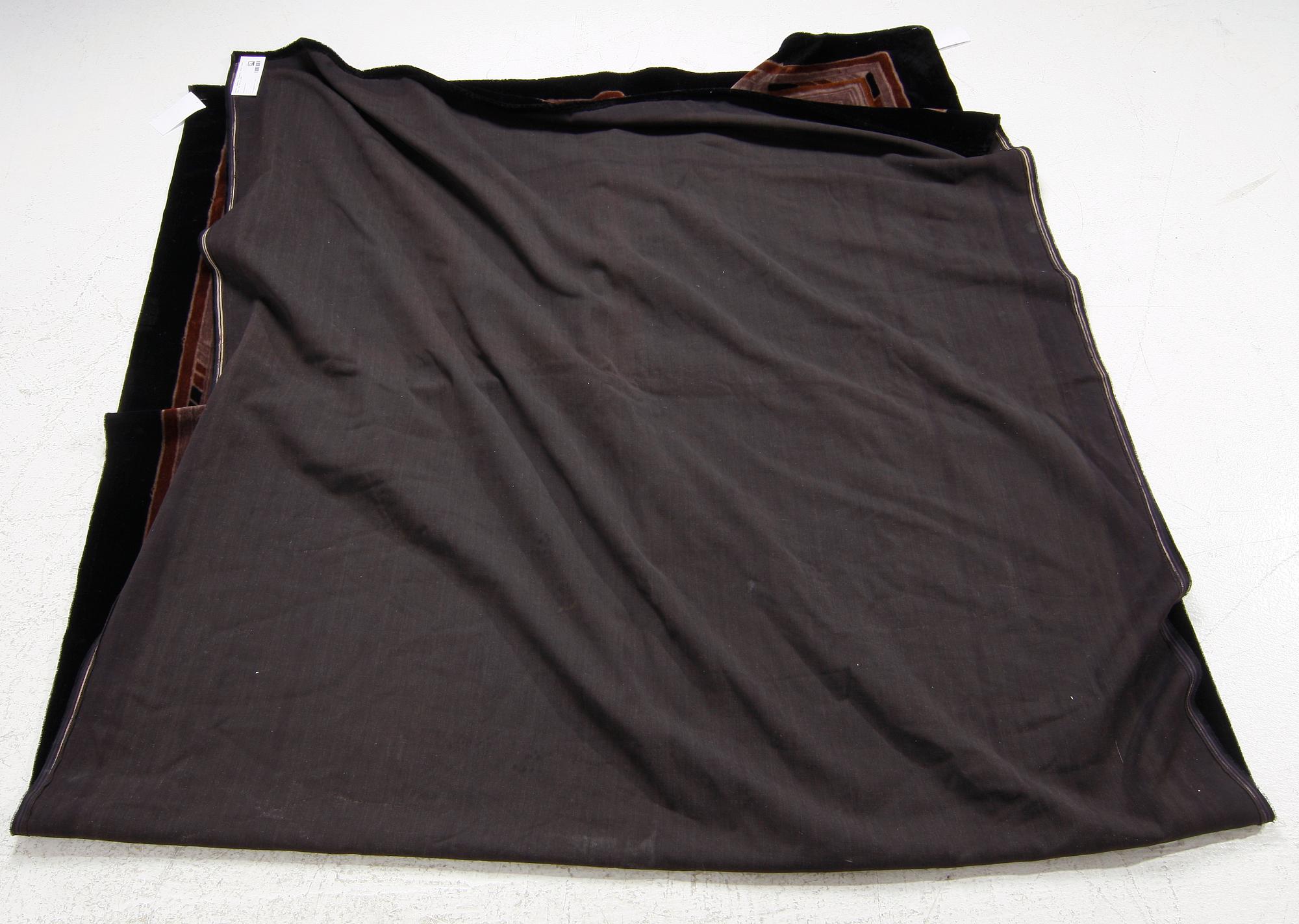 TEXTIL. Plysch. Trol 1940-tal. Ca 148 x 292.