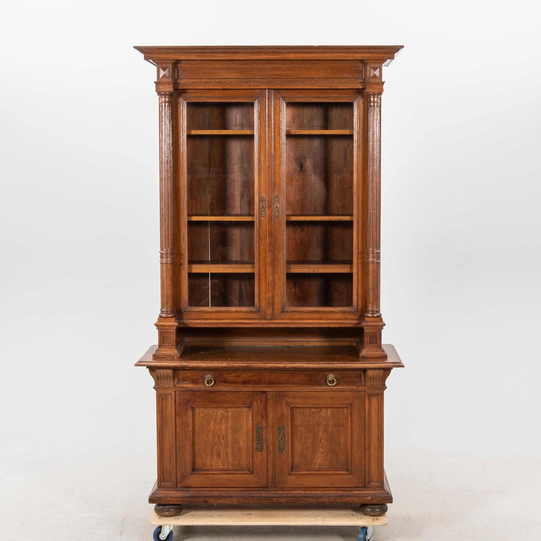 An oak bookcase around 1900.