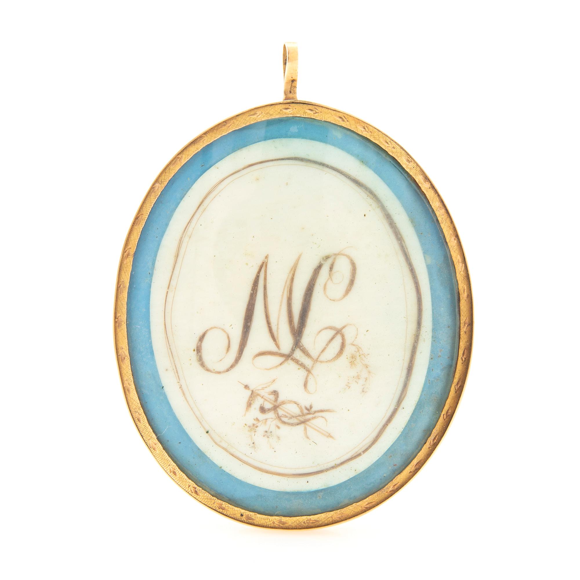 Pendant in 18K gold with silhouettes and painted bone, 19th century.