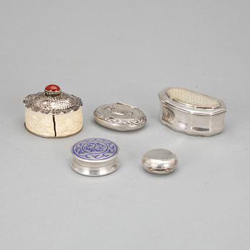 DOSOR, 5 st, silver och ben, bla England, 1900-tal. Total vikt ca 160 gram.