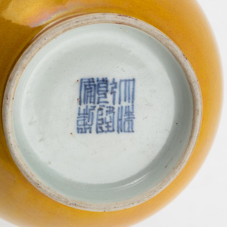 An early 20th century vase, China.