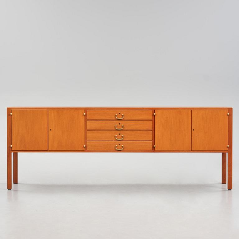 Josef Frank, sideboard, modell B 1015, Firma Svenskt Tenn, ca 2001.