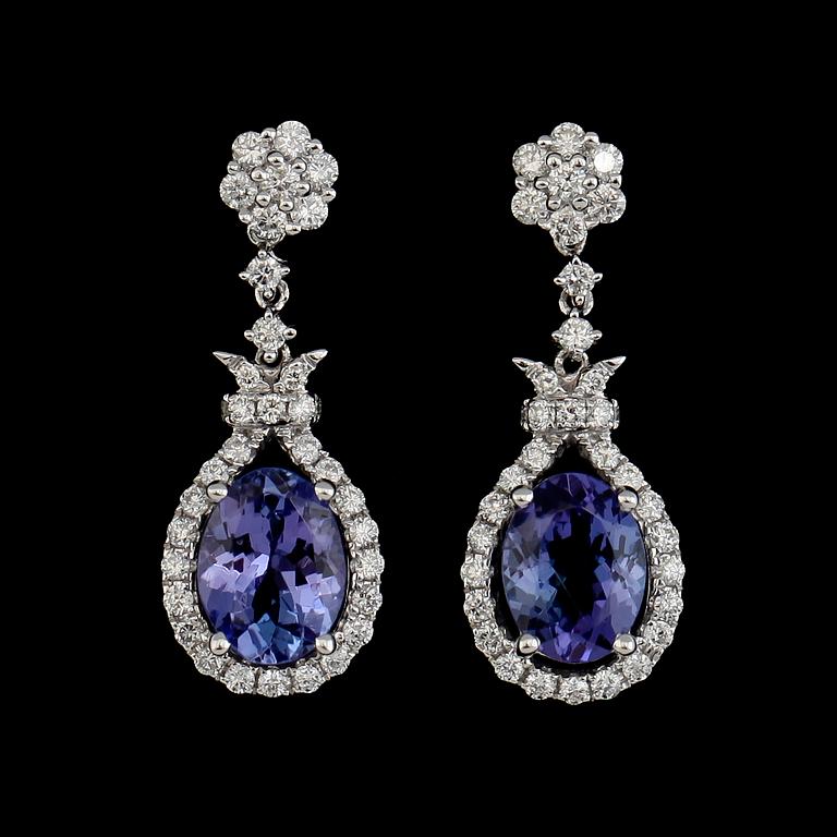 ÖRHÄNGEN, 1 par, 18K vitguld, tanzaniter tot ca 2.91 ct, briljantslipade diamanter tot ca 0.75 ct. Vikt ca 5 g.