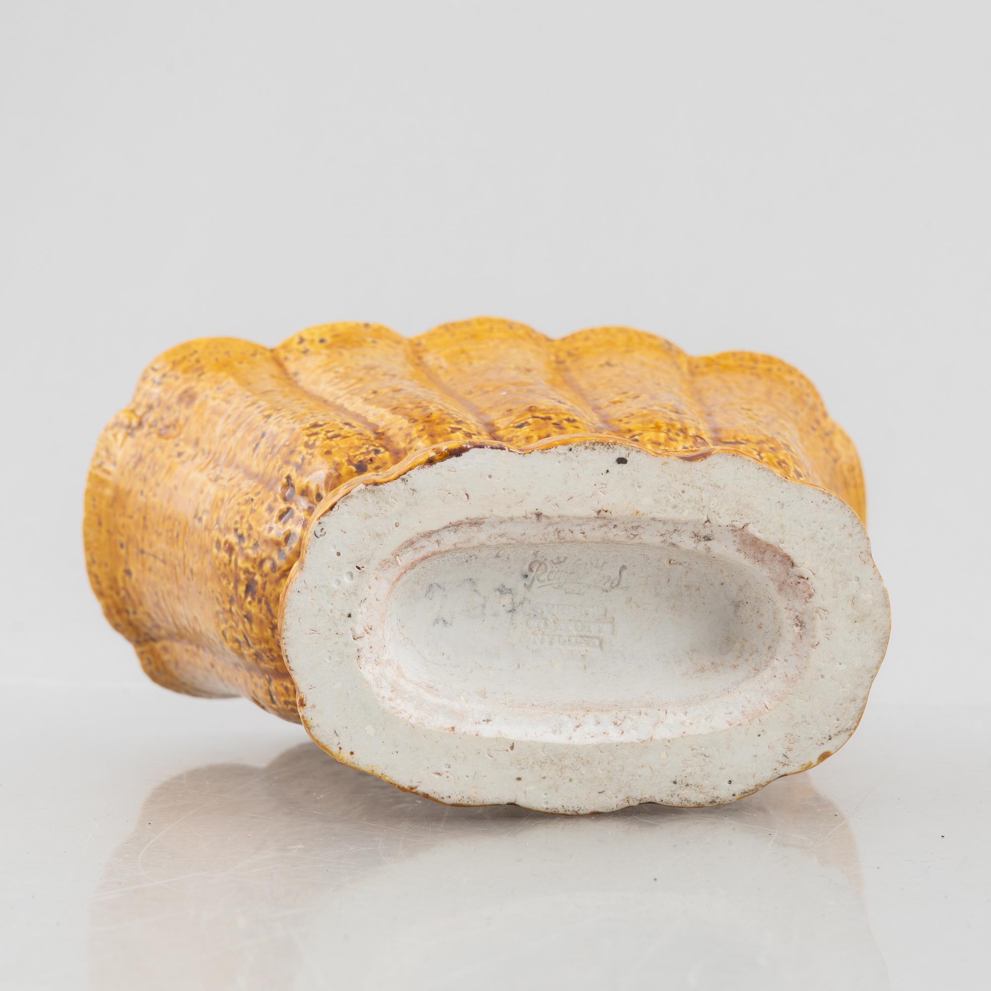 Gunnar Nylund, vaser, 2 st, "chamotte" tulpanvas, samt "Igelkottsvas", Rörstrand, 1900-talets mitt.