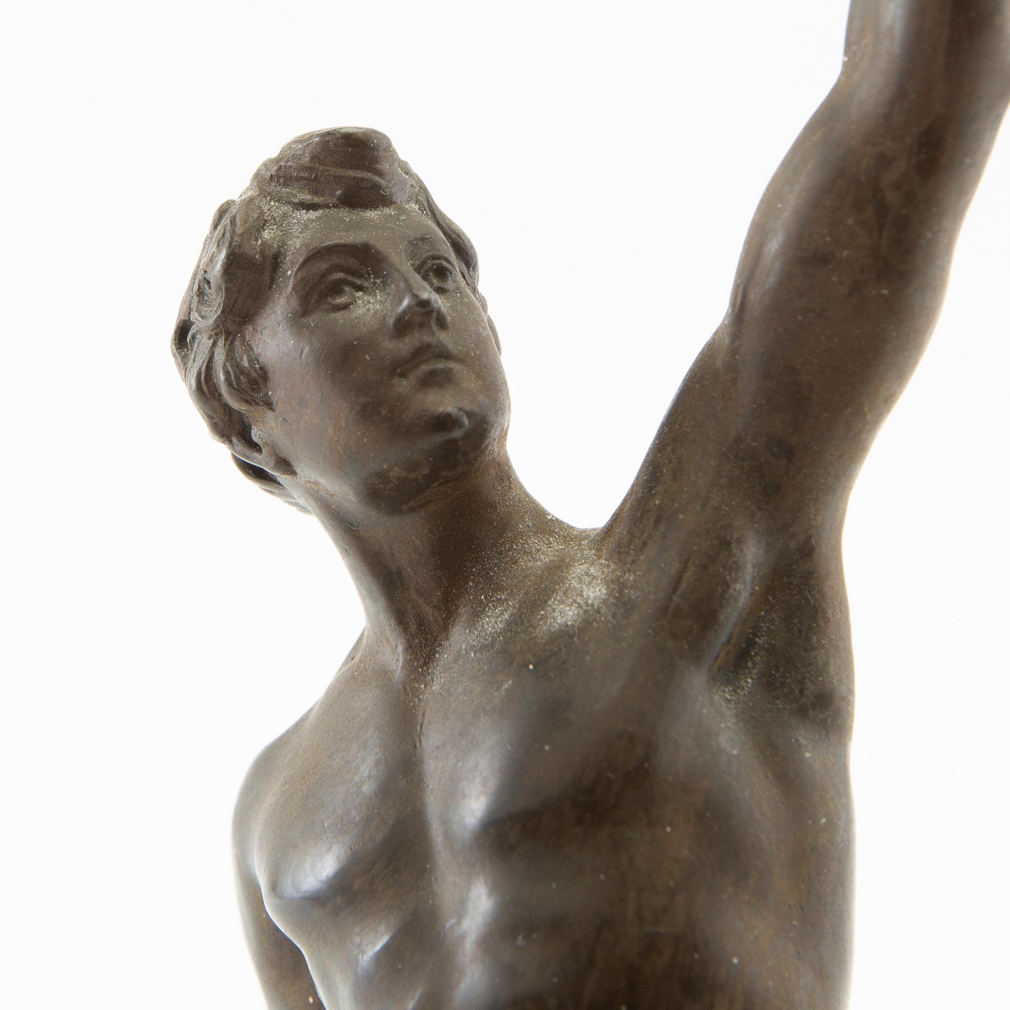 Dekorativ skulptur yngling med svärd.