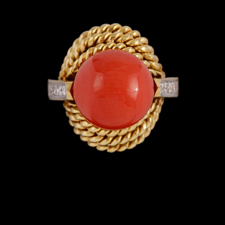 RING, 14K guld med korallfärgad kula samt 14 åttkantslipade diamanter, utländska stämplar. Vikt 14,1 g.