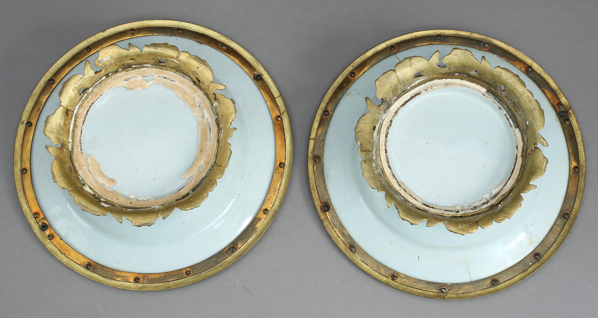 BÄRTALLRIKAR, ett par, porslin infattade i metallmontering. Kina, Qianlong (1736-1795).