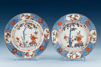 1358. TALLRIKAR, ett par, porslin. Qing dynastin, Kangxi (1662-1722).