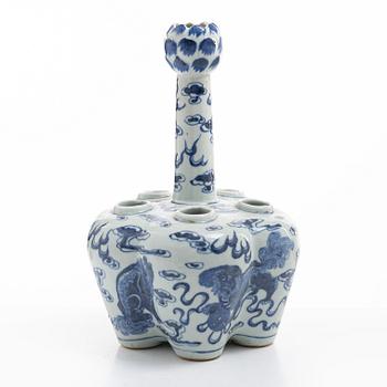 A blue and white tulip vase, Qing dynasty, 19th century.