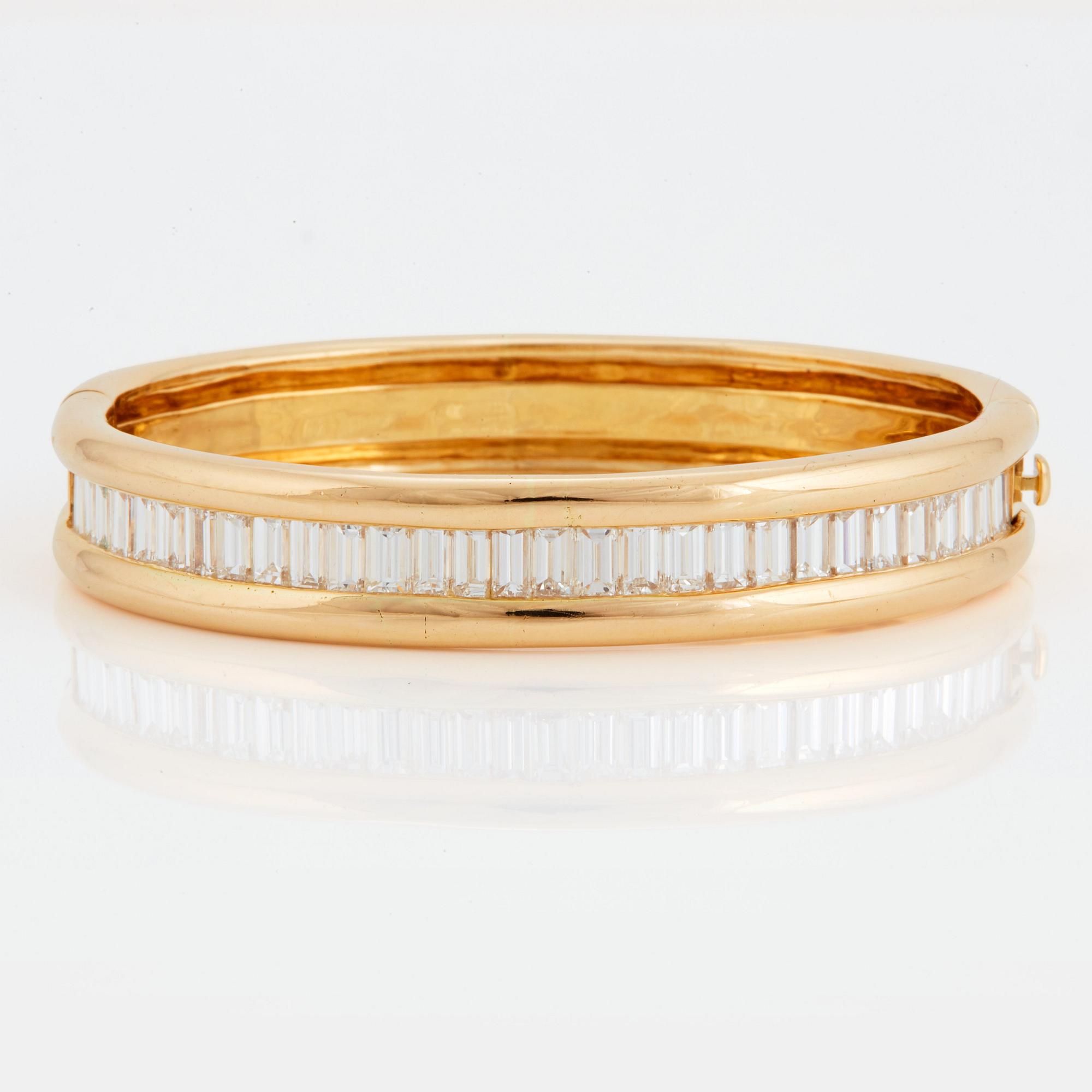 Armring med baguetteslipade diamanter 7.715 ct enligt gravyr.