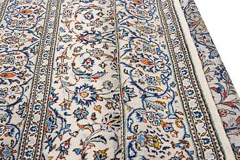 A Kashan carpet, c. 306 x 200 cm.