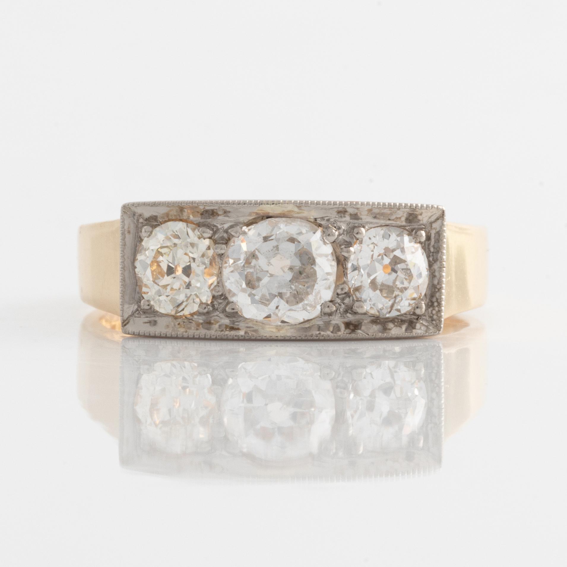 Ring in 18K gold with old-cut diamonds.