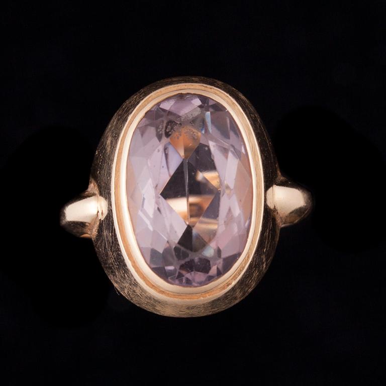 RING, 14K guld, ametist. Westerback 1962. Vikt ca  6,7 g.