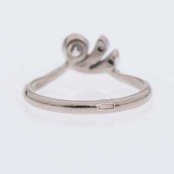 RING, 18K vitguld, 7 briljantslipade diamanter tot. ca 0,26 ct. Kultakeskus.