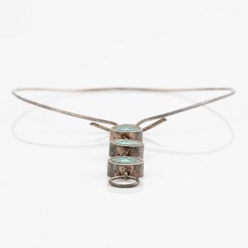 Lars Arby, halsring med hänge, silver med emalj.