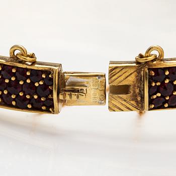 A gilded silver bracelet with garnets. Import marked Hugo Grün, Helsinki 1974.