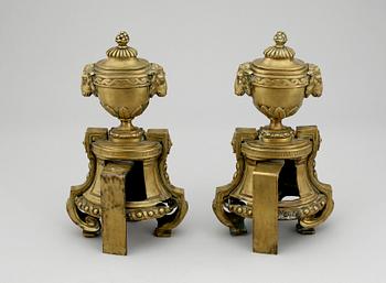 ELDHUNDAR, ett par, mässing, Louis XVI-stil, 1900-tal.