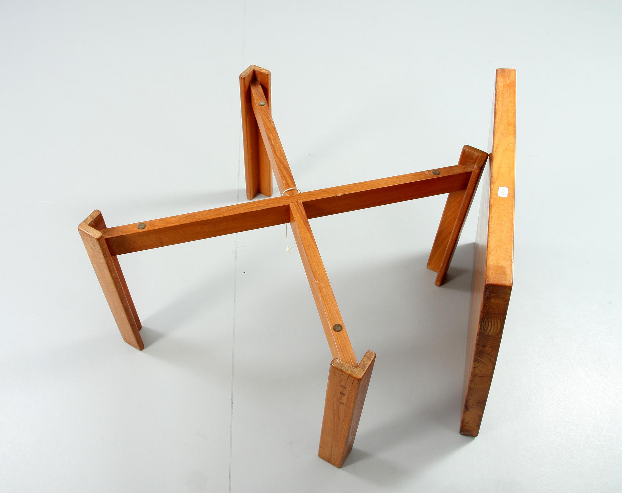 BORD, teak. Källemo.