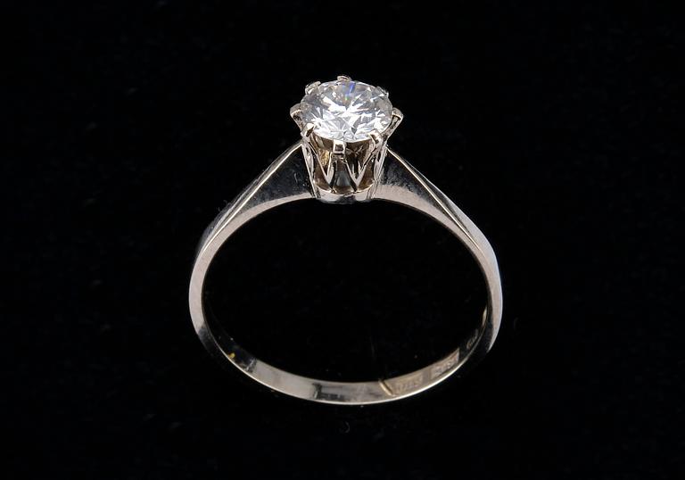 RING, briljantslipad diamant ca 0.58 ct. Stämplad RVH, Stockholm 1975. 18K vitt guld, vikt 2,2 g.