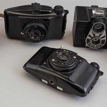 A set of 11 cameras, bakelite and plastic, 20th century.