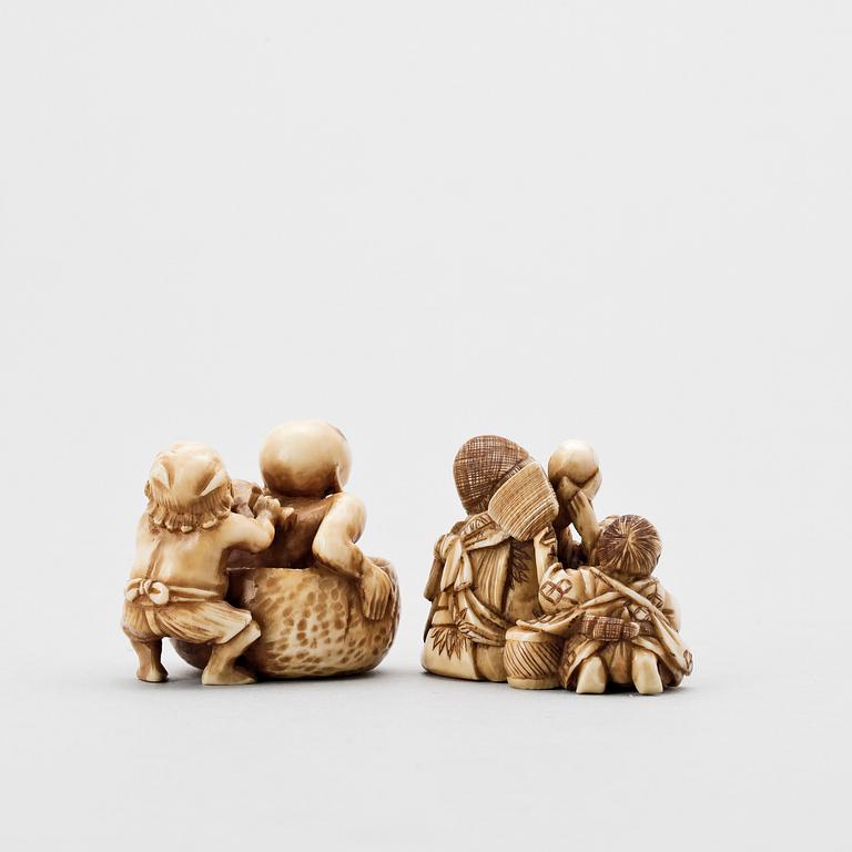 NETSUKE, 2 st, ben, Japan, sannolikt Meiji (1867-1911).