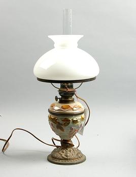 BORDSLAMPA/FOTOGENLAMPA. Majolika, 1800/1900-tal.