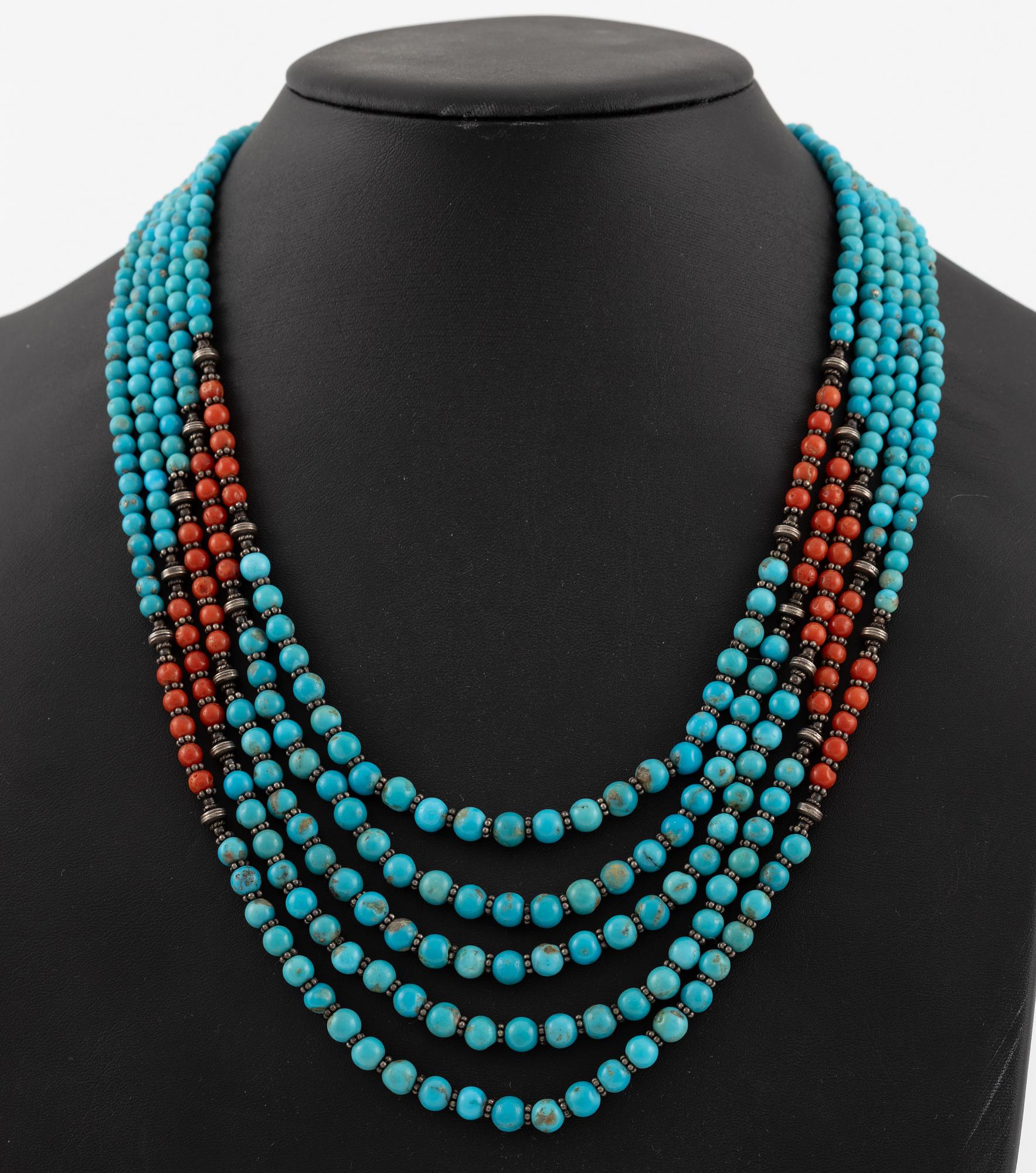 Collier silver femradigt med turkos och korall.