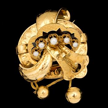 BROSCH, 18 k guld med svart emalj samt flodpärlor, Sverige, 1865. Vikt ca 21 g.