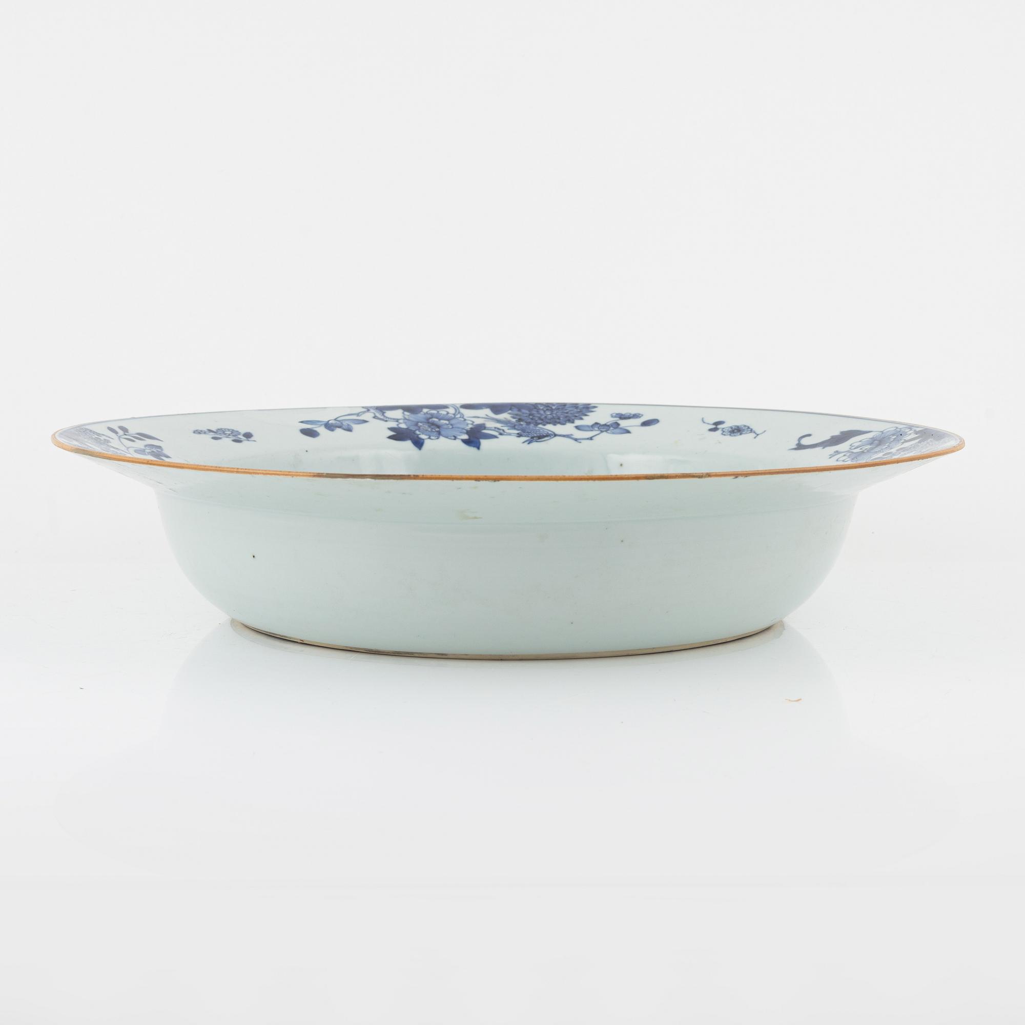 A blue and white basin, Qing dynasty, Qianlong (1736-95).