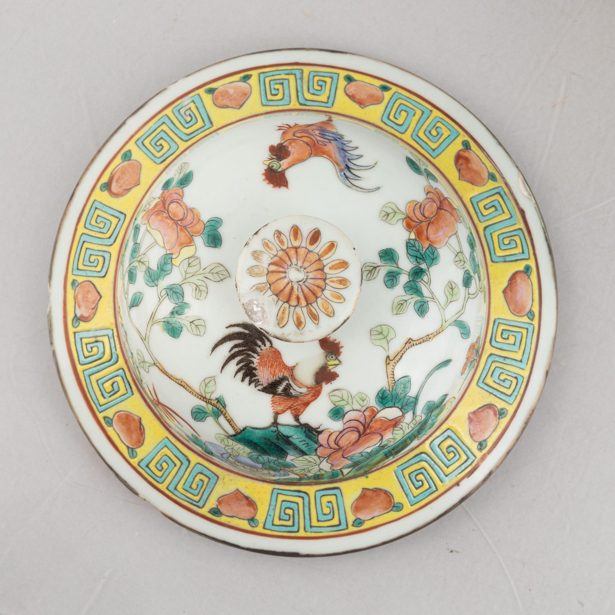 A famille rose 'rooster' jar with cover, Qing dynasty, circa 1900.