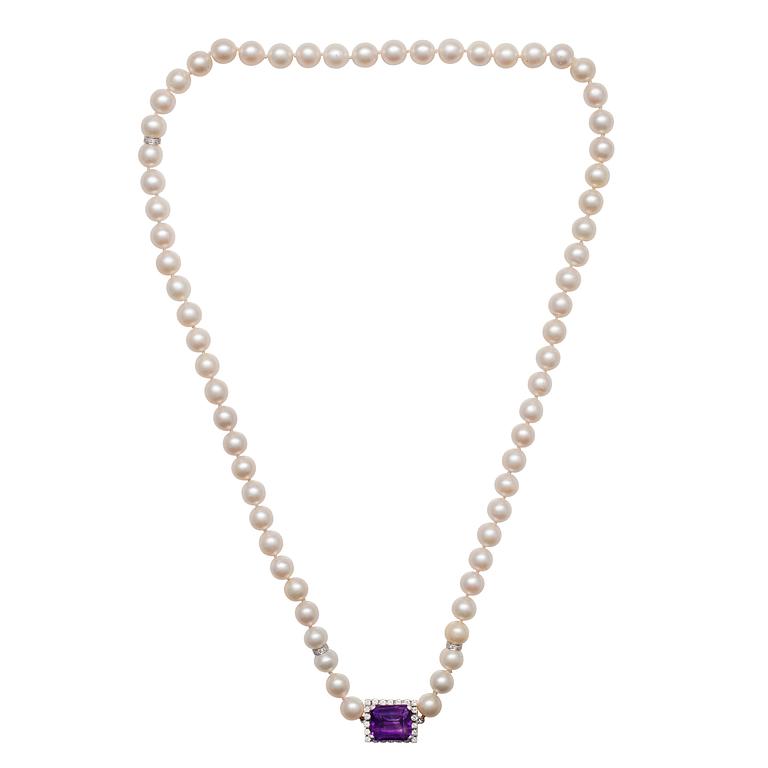 A NECKLACE, 18K white gold. Amethyst 18 ct. Brilliant cut diamonds 0,66 ct. VS.  Akoya pearls c. 8 mm. Length 61 cm.