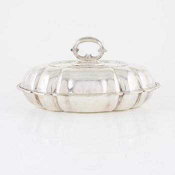 K Anderson, a silver deep dish with lid, Stockholm 1924.