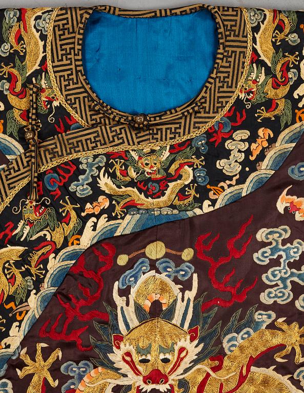 A Chinese embroidered silk robe, late Qing dynasty, circa 1900.