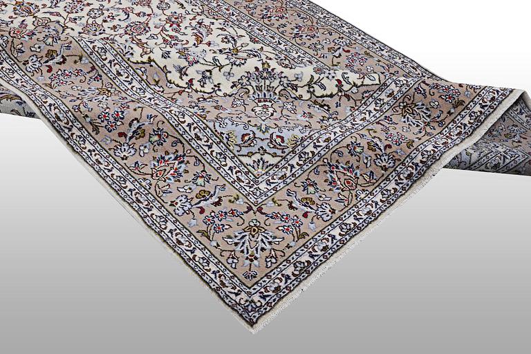 A carpet, Kashan, ca 291 x 203 cm.
