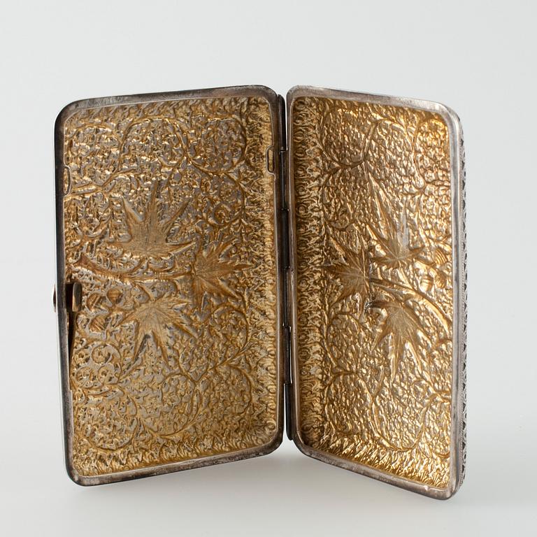 CIGARETTETUI, ostämplat silver. Vikt ca 148,7 g.