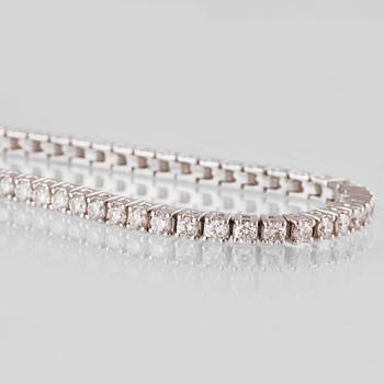 ARMBAND, 18K vitguld med 80 briljantslipade diamanter 2.81 ct. Vikt 11,6 gram.