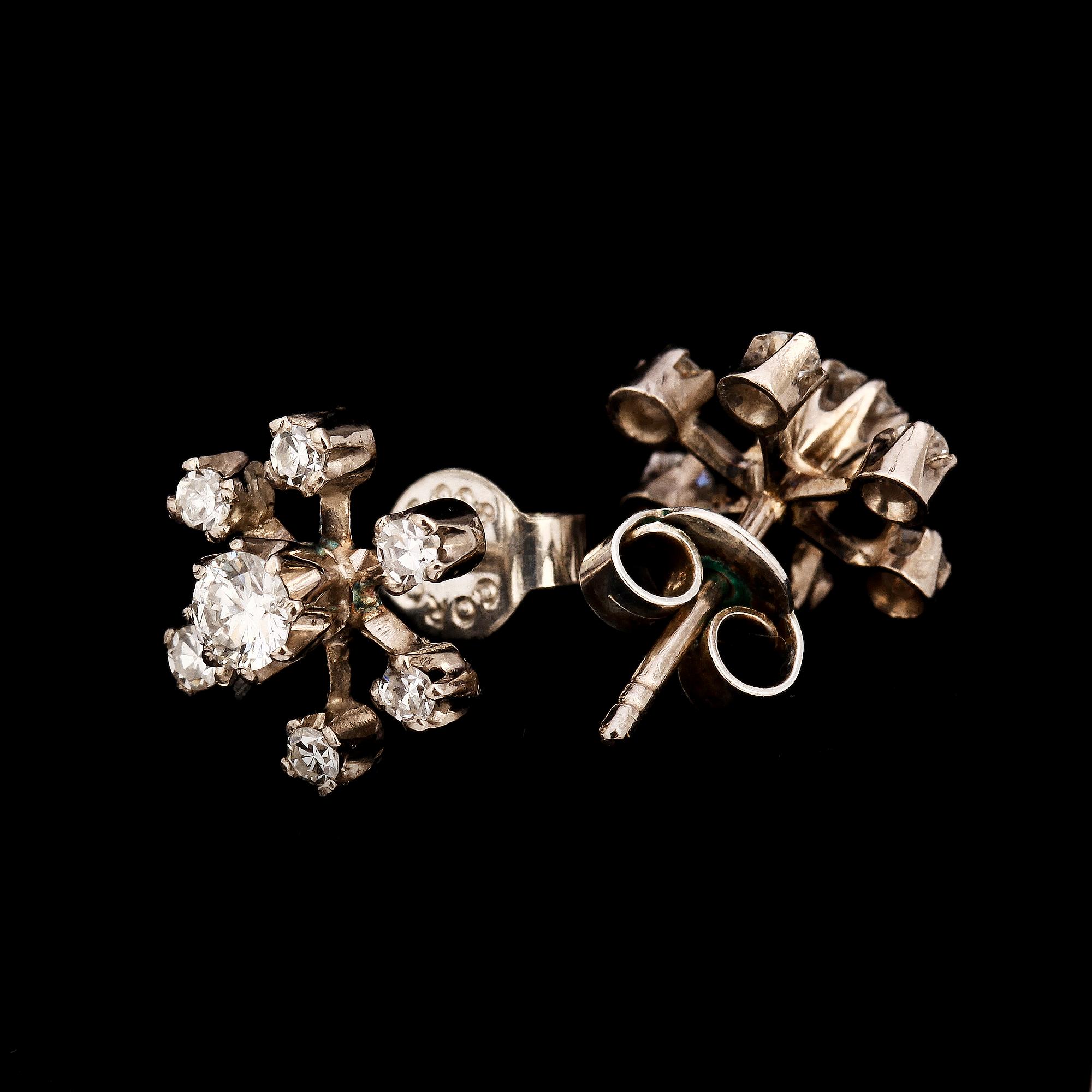 ÖRHÄNGEN, 18k vitguld med  2 briljantslipade diamanter och 12 åttkantslipade diamanter, tot ca 0.8 ct. Vikt 2 g.