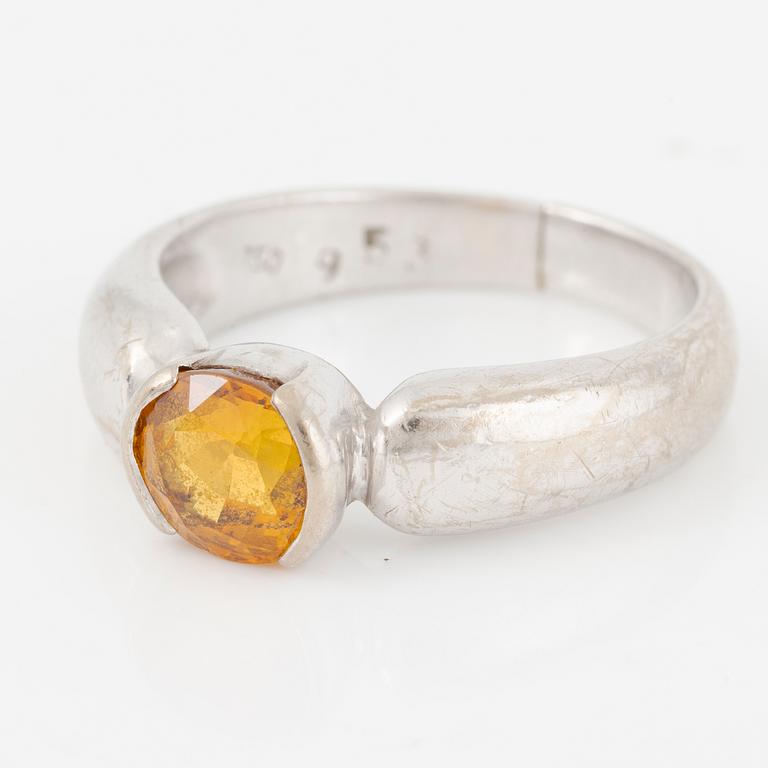 Ring 18K white gold with yellow sapphire.