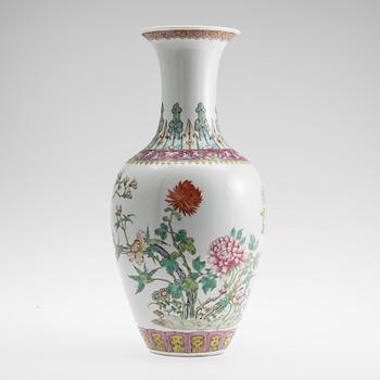 VAS, porslin, Kina 1900-talets första hälft.