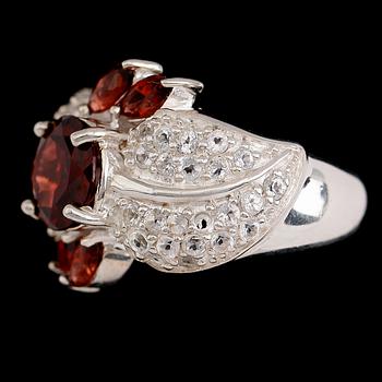 RING, sterlingsilver, röda granater tot ca 1.96 ct, vita topaser tot ca 1.00 ct.